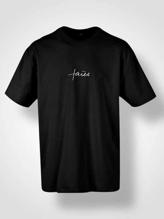 „Schwarzes oversized T‑Shirt mit markantem weißen Rückenprint – abstraktes Line‑Art‑Gesicht und dezenter faies‑Schriftzug – moderner Streetstyle in minimalistischer Ästhetik.“