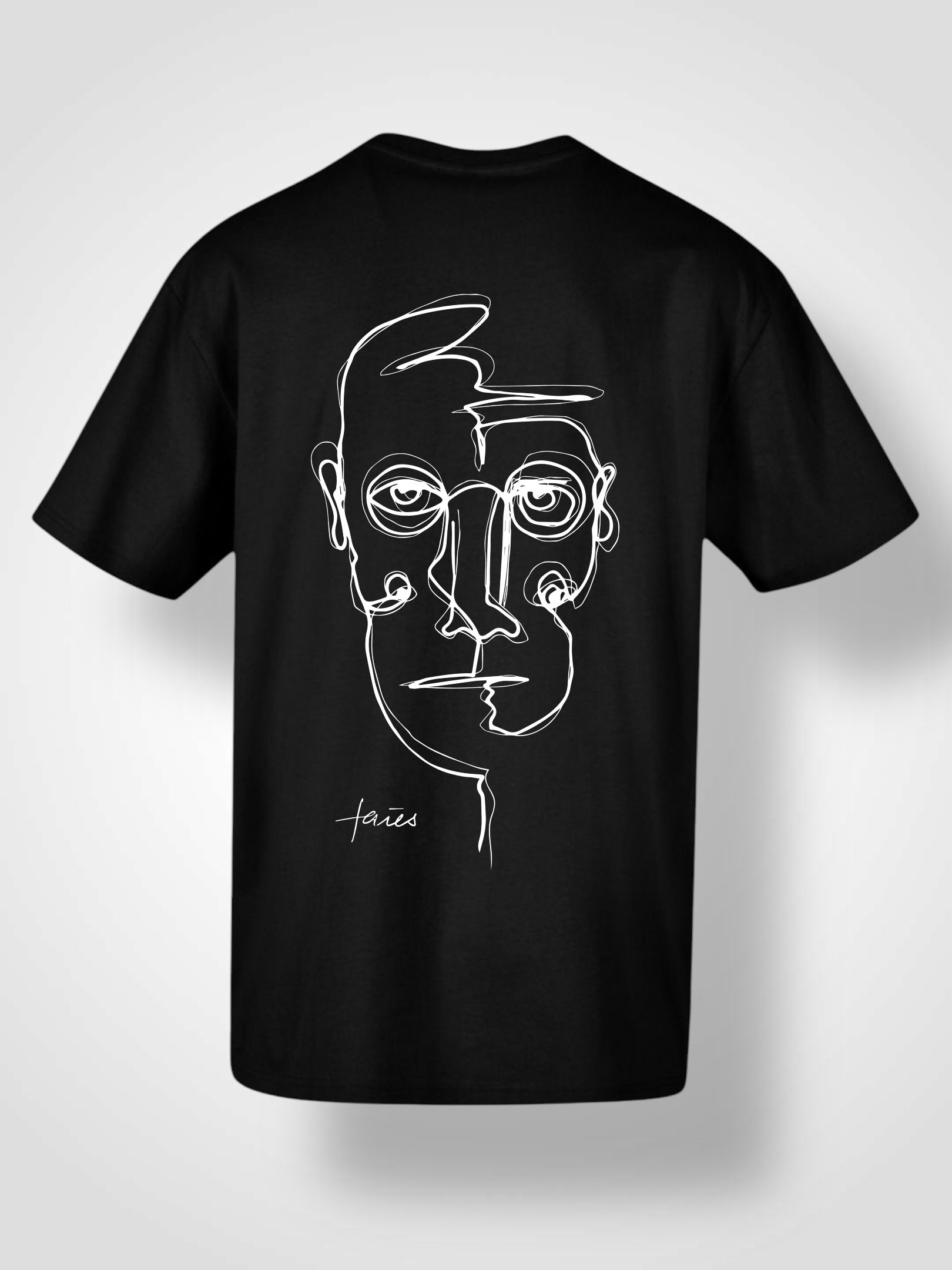 „Schwarzes oversized T‑Shirt mit markantem weißen Rückenprint – abstraktes Line‑Art‑Gesicht und dezenter faies‑Schriftzug – moderner Streetstyle in minimalistischer Ästhetik.“