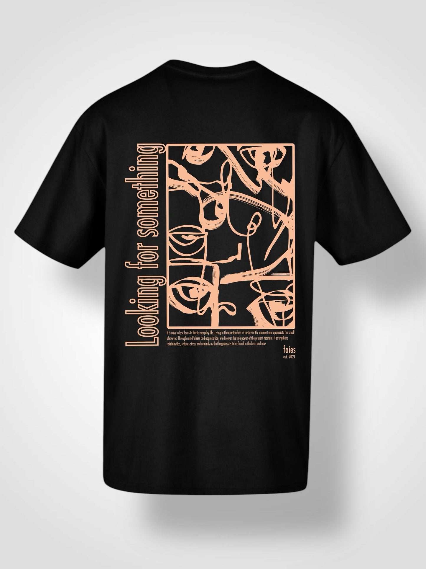 Schwarzes oversized T-Shirt mit weißem Continuous-Line-Print eines Gesichts auf dem Rücken und „faies“-Signatur – moderne Kunst trifft auf minimalistischen Streetstyle.