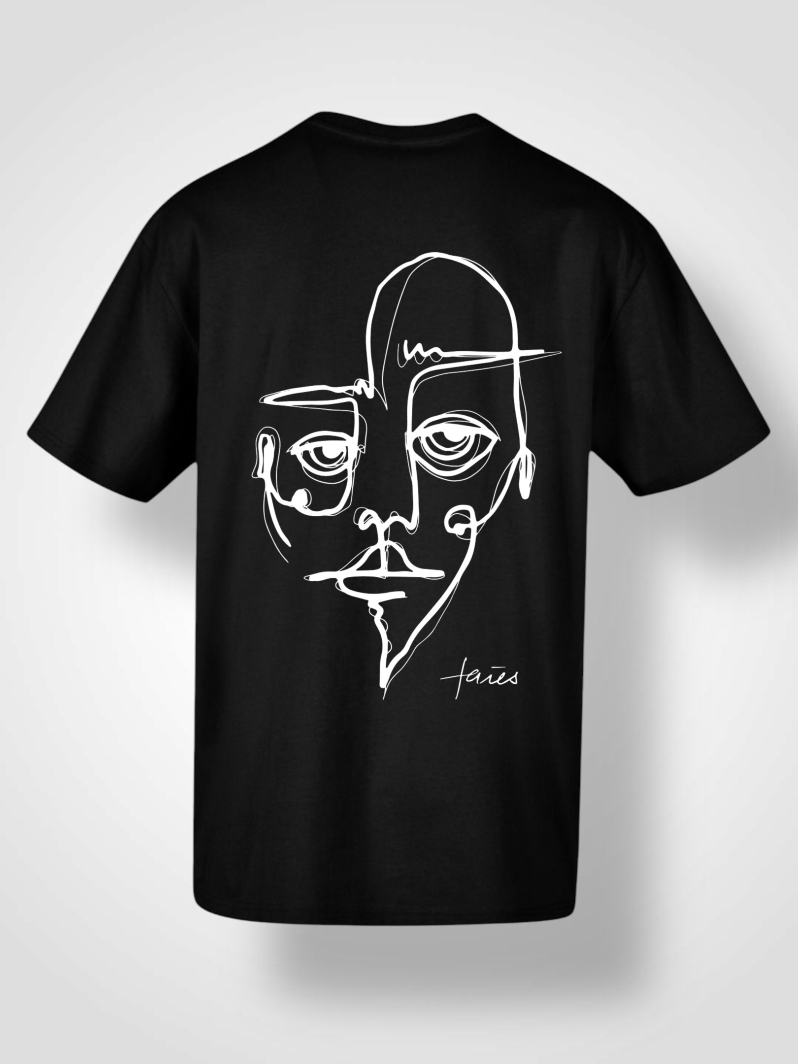 Schwarzes oversized T-Shirt mit weißem, abstrakten Gesichtslinien-Design auf dem Rücken und „faies“-Schriftzug – minimalistischer Streetwear-Stil auf schwarzem Hintergrund